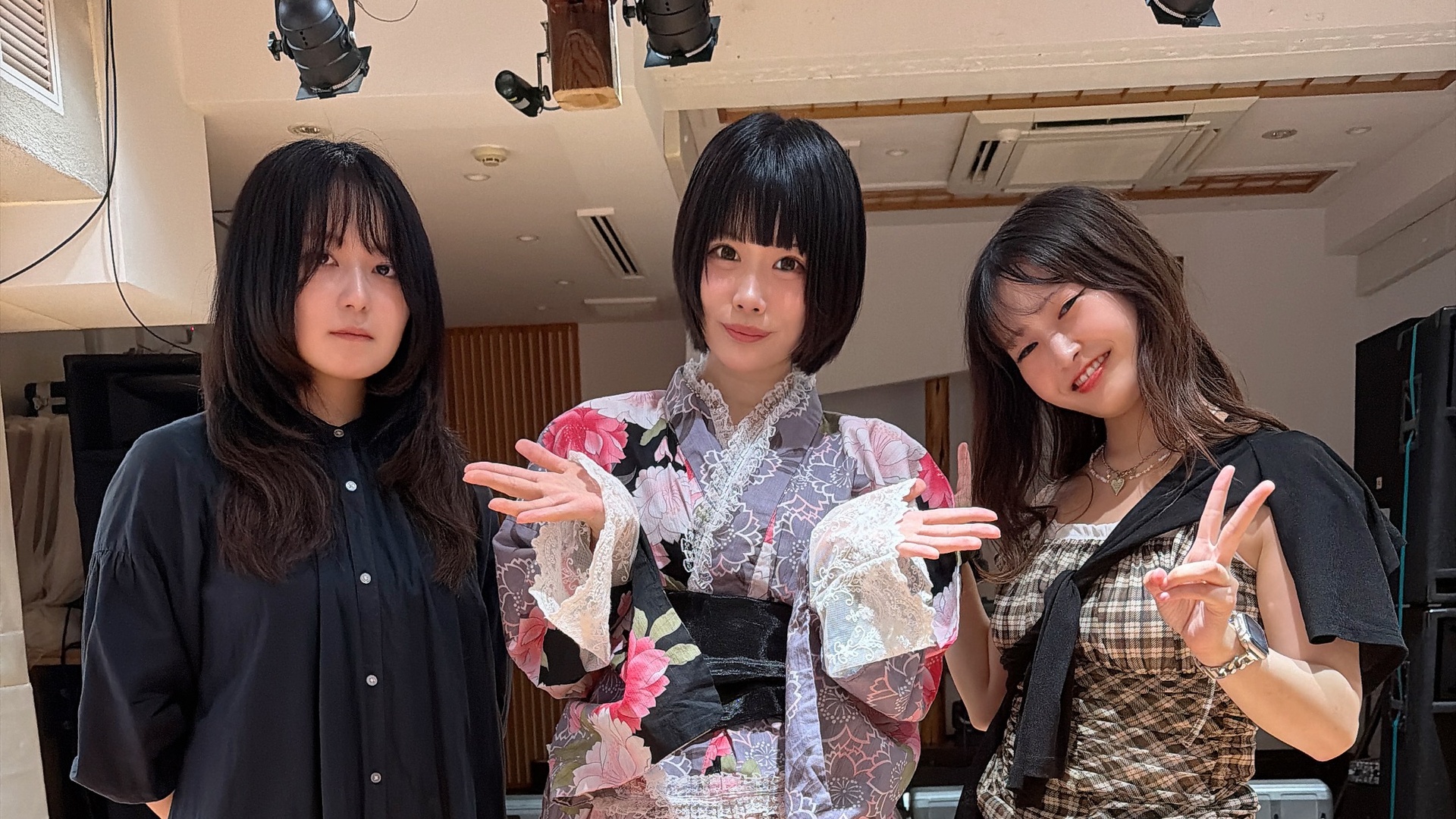 ダチュラ 2026年8月16日 終演後の集合写真（左から 伊丹夏湖・中村菫・MI-）