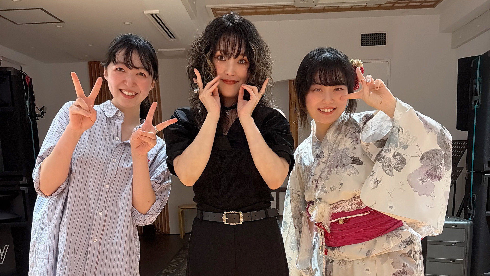 ゲッカビジン 2026年8月23日 終演後の集合写真（左から 冨岡明未・TACAMI・夏々野七菜）