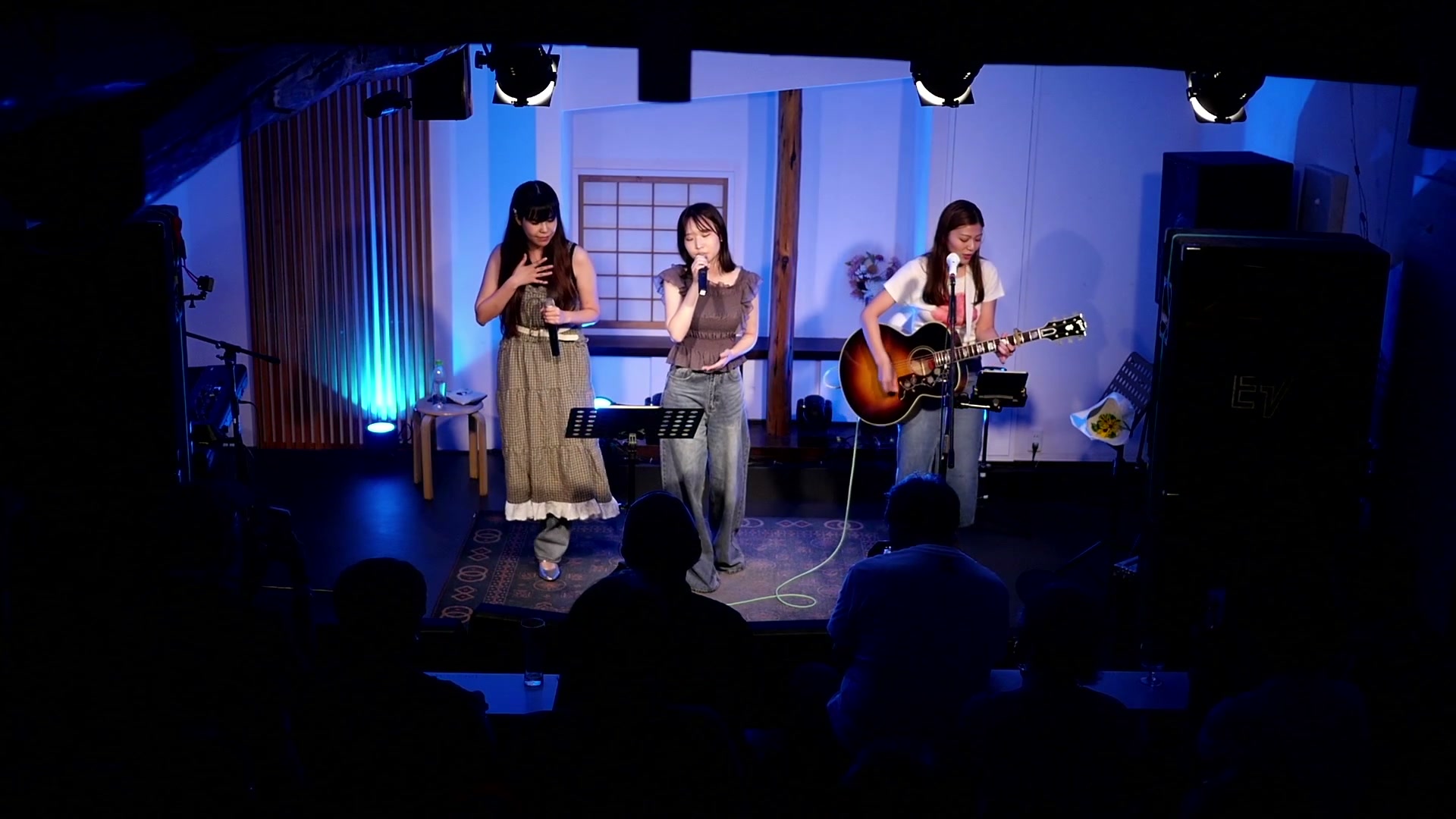 ラストのコラボ(左からあみマリア・富金原佑菜・純美音)