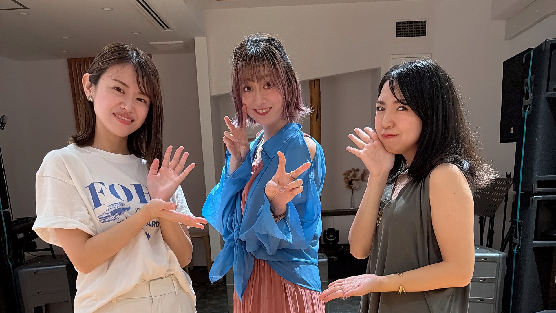 センニチコウ 2026年8月14日 終演後の集合写真（左から 伊藤くれあ〈Moon Moon〉・SUZUNE・愛望〈Moon Moon〉）