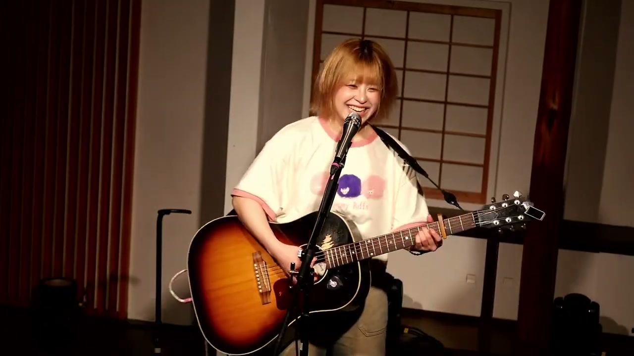 今井舞衣（ギター弾き語り）