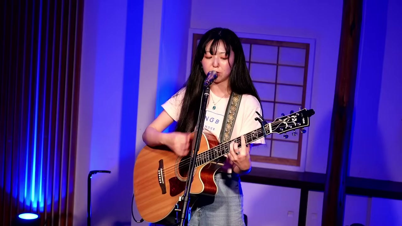 冨岡明未（ギター弾き語り）