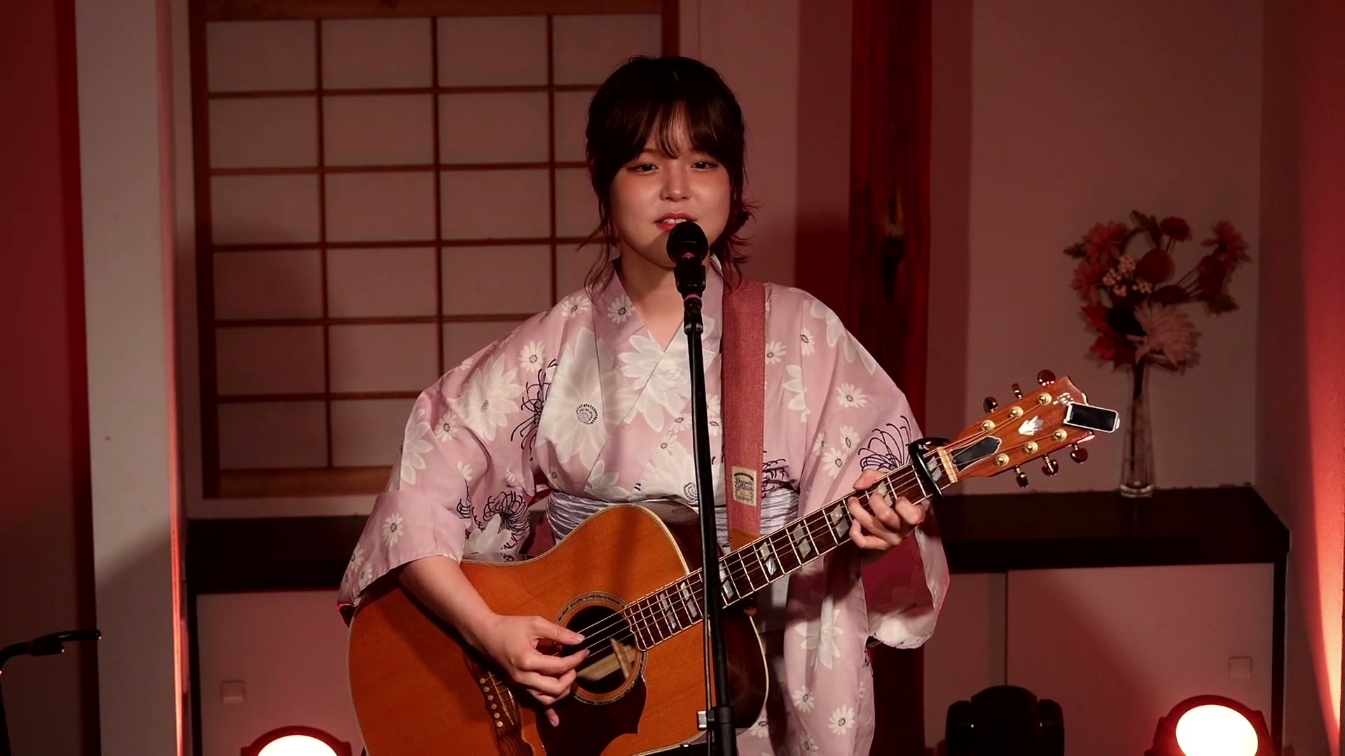 藤本あかり(ギター弾き語り)