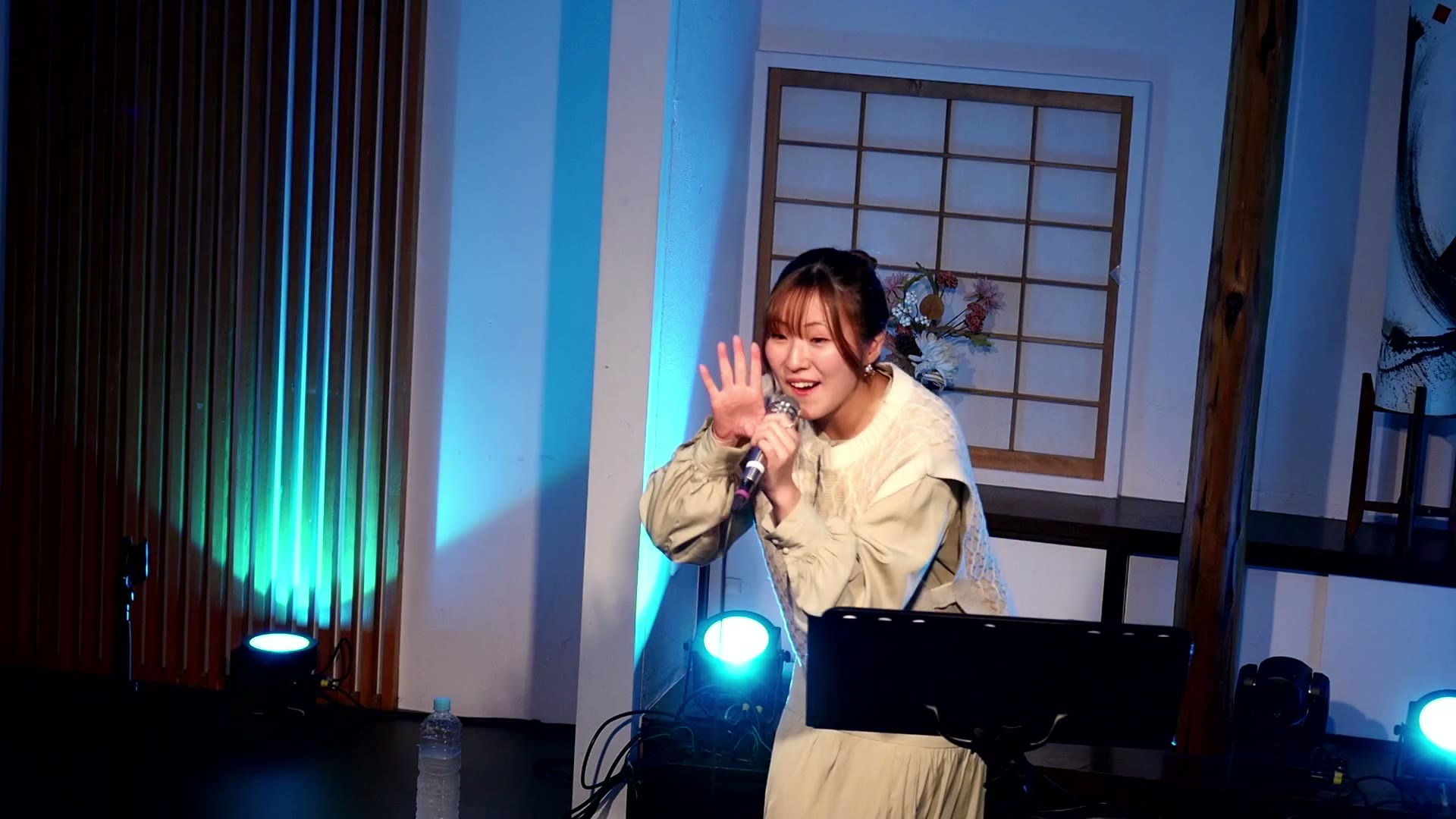 今橋美紀（ハンドマイクで歌う）