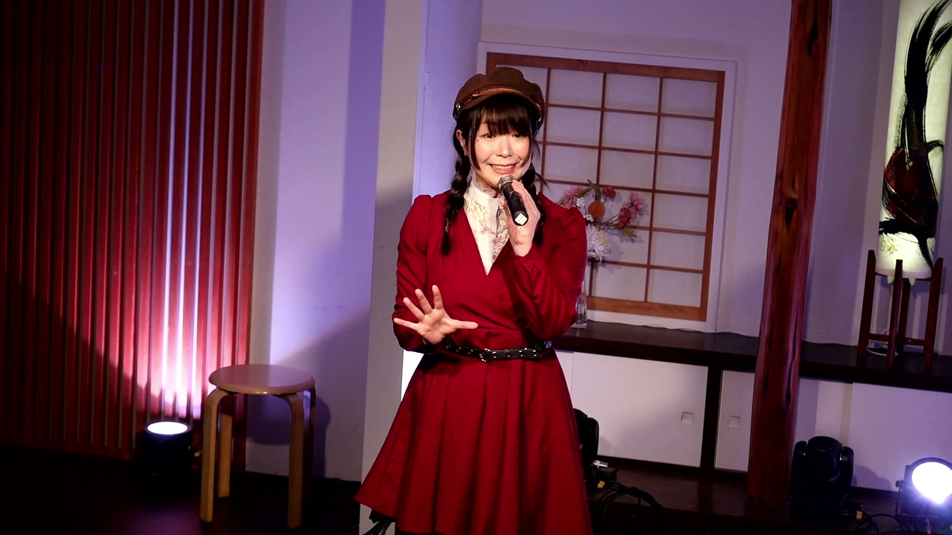 天音直子(ボルドーのワンピースで笑顔で歌う)