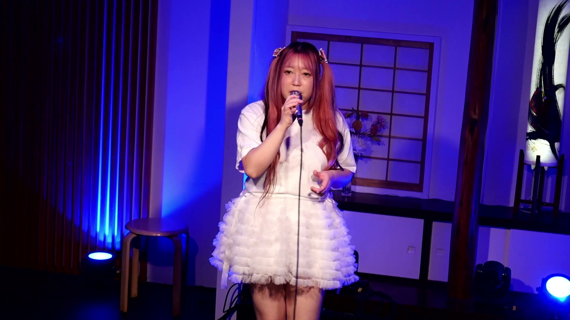 宮本彩陽(ツインテールでハンドマイクを手に歌う)