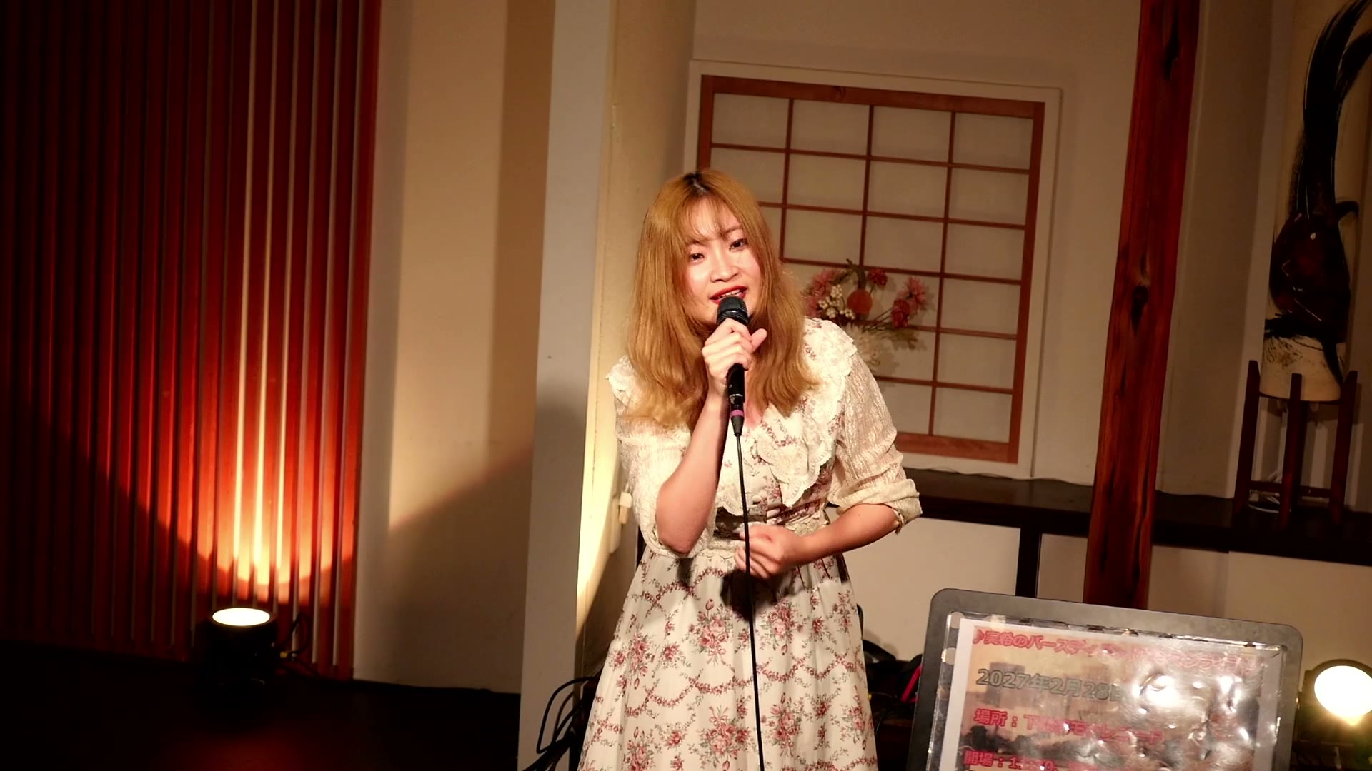 実希(小花柄のワンピースでマイクを握って歌う)