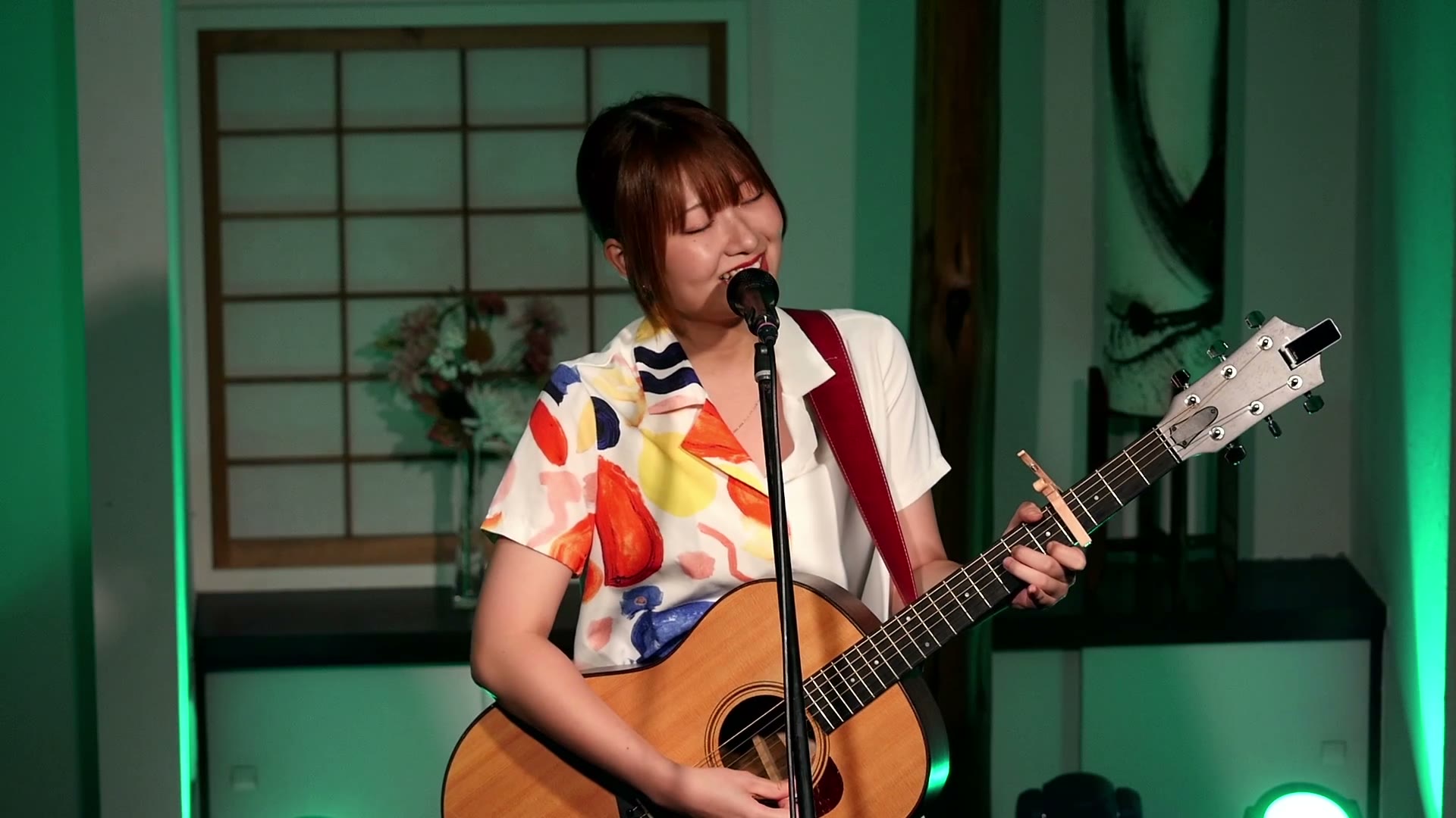 moca（アコースティックギターの弾き語り・緑の照明）