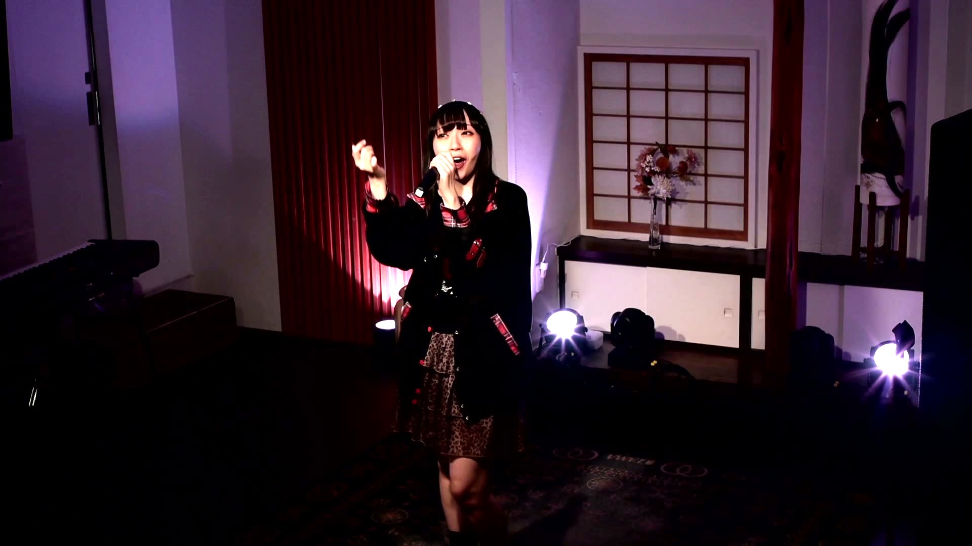 姫野香織（ハンドマイクで歌う）