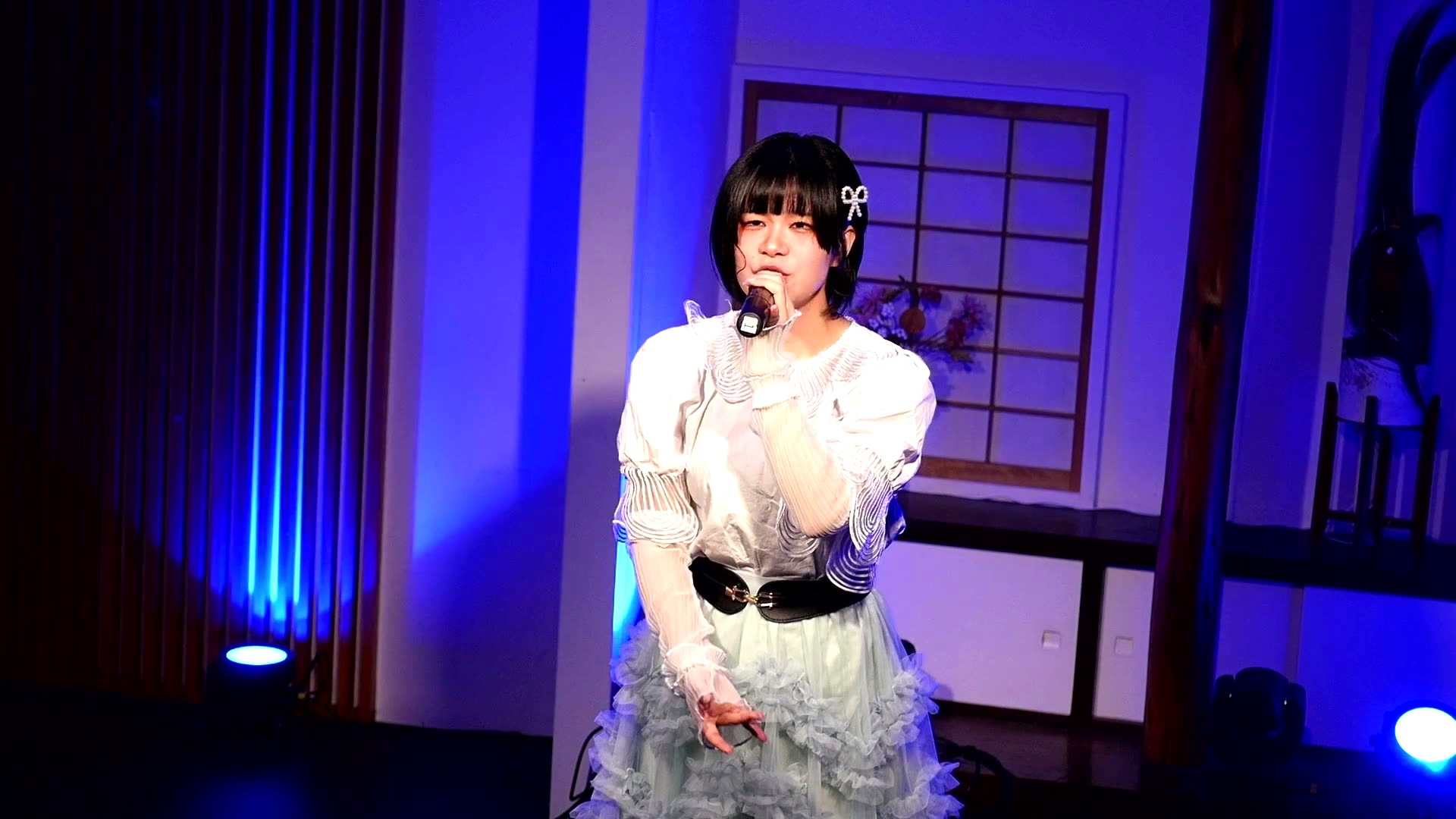 今井結香（ハンドマイクで歌う）