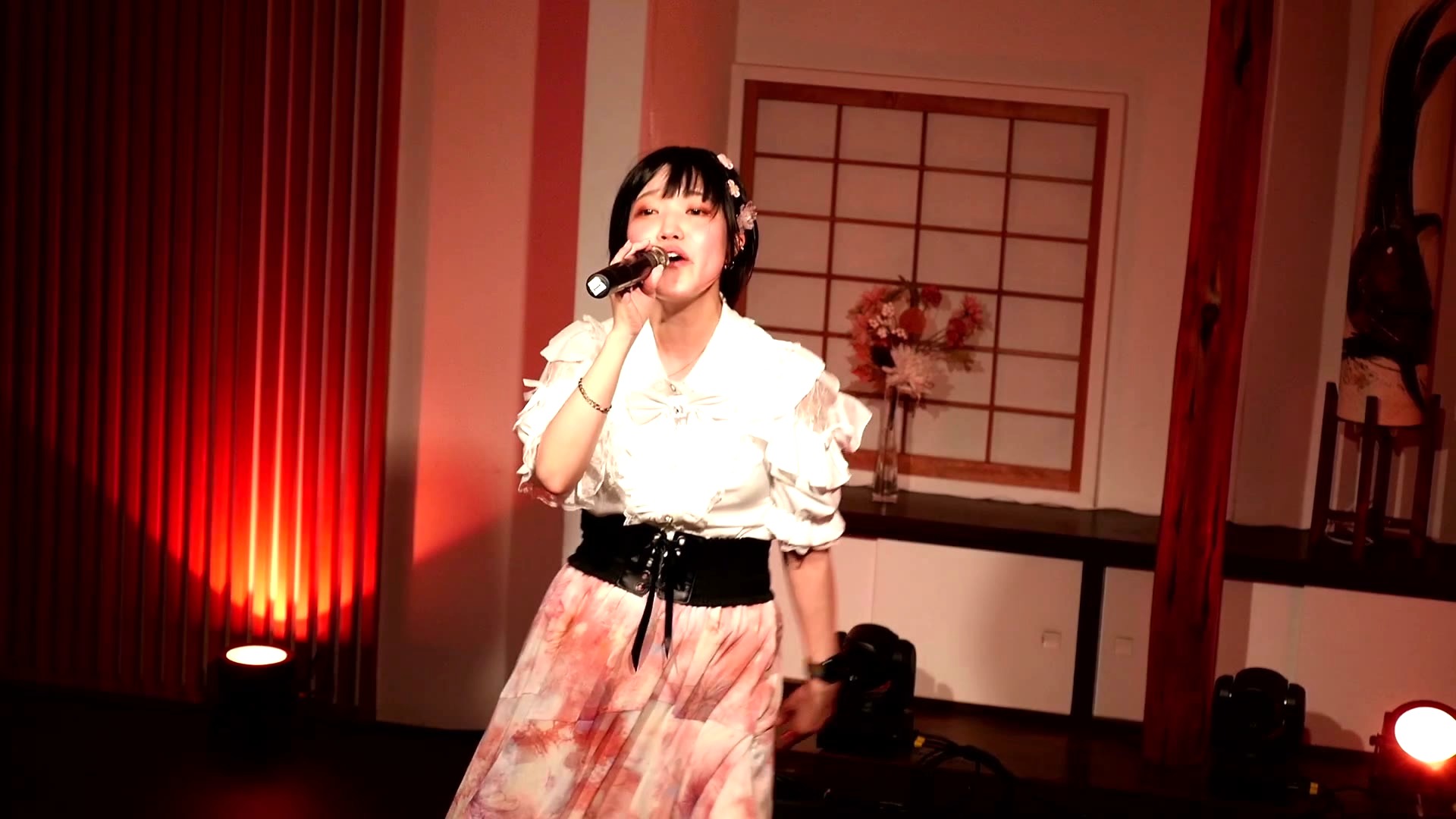 寺井智子（ハンドマイクで歌う）