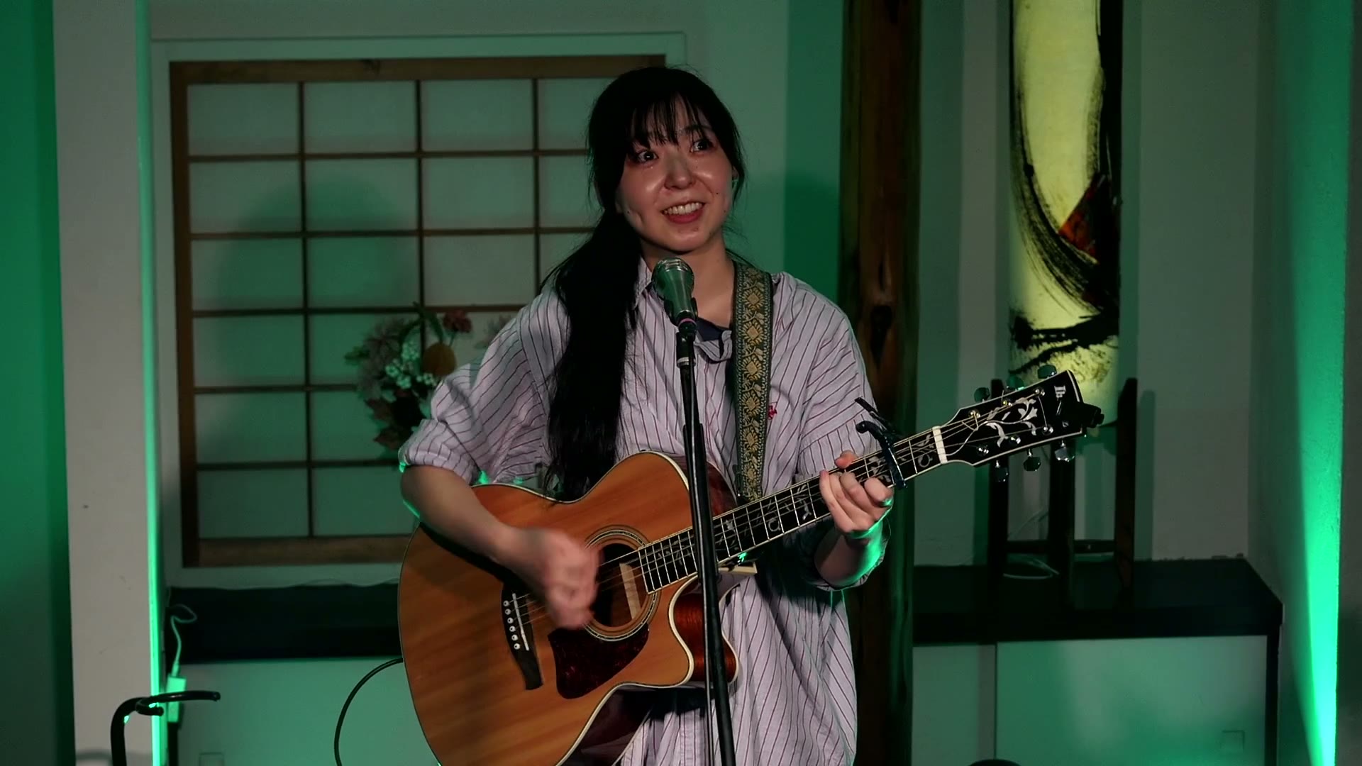 冨岡明未(アコースティックギターで弾き語る)