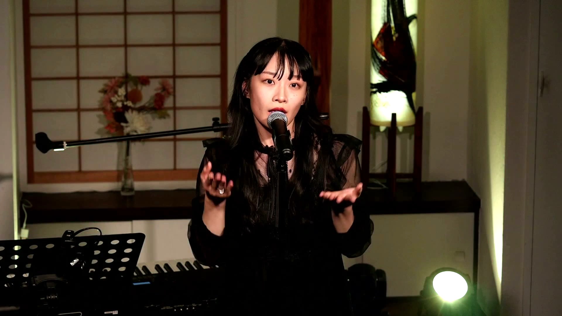 伊藤さゆり(マイクの前で正面を向いて歌う)