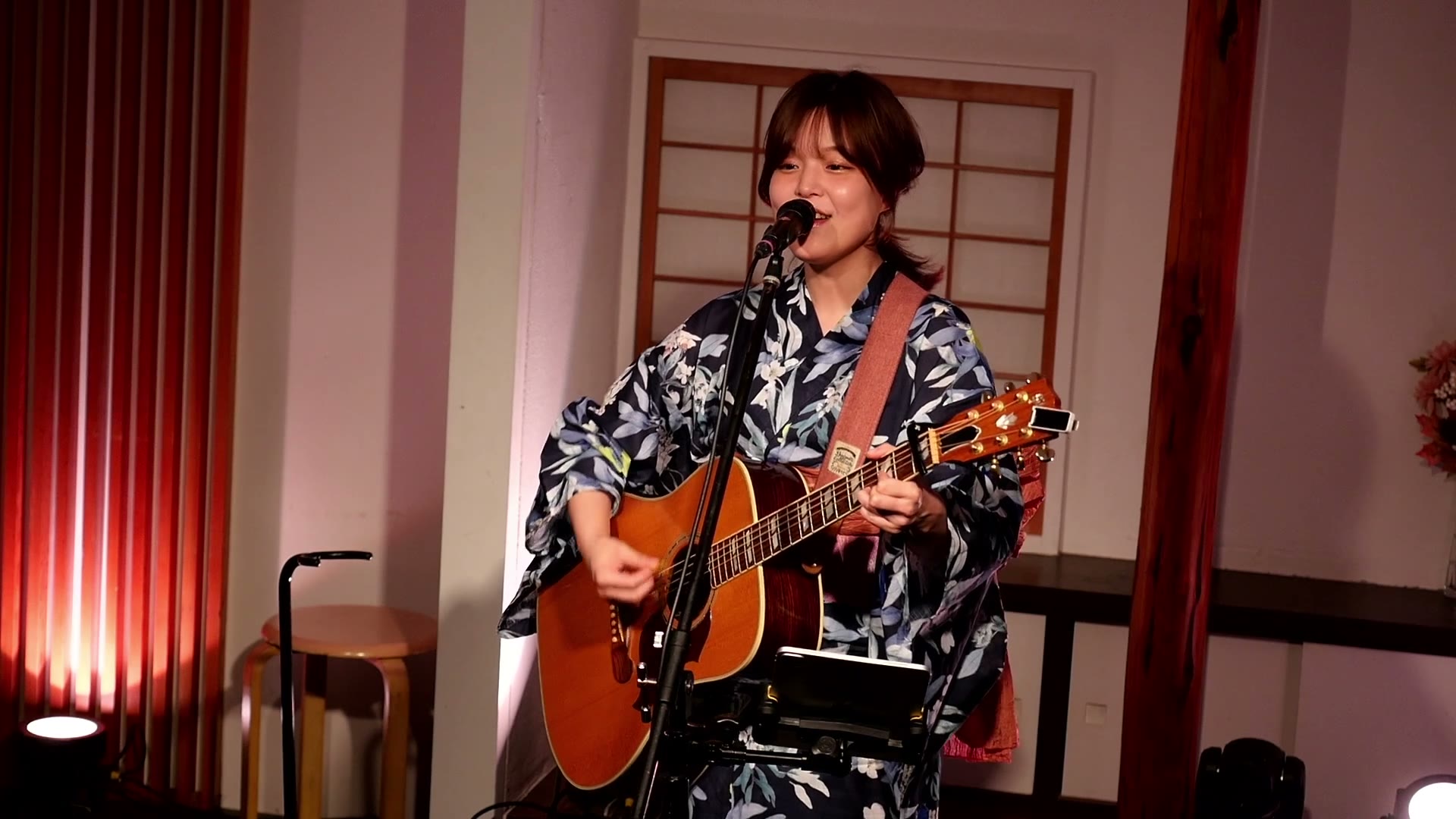 藤本あかり（ギターの弾き語り）