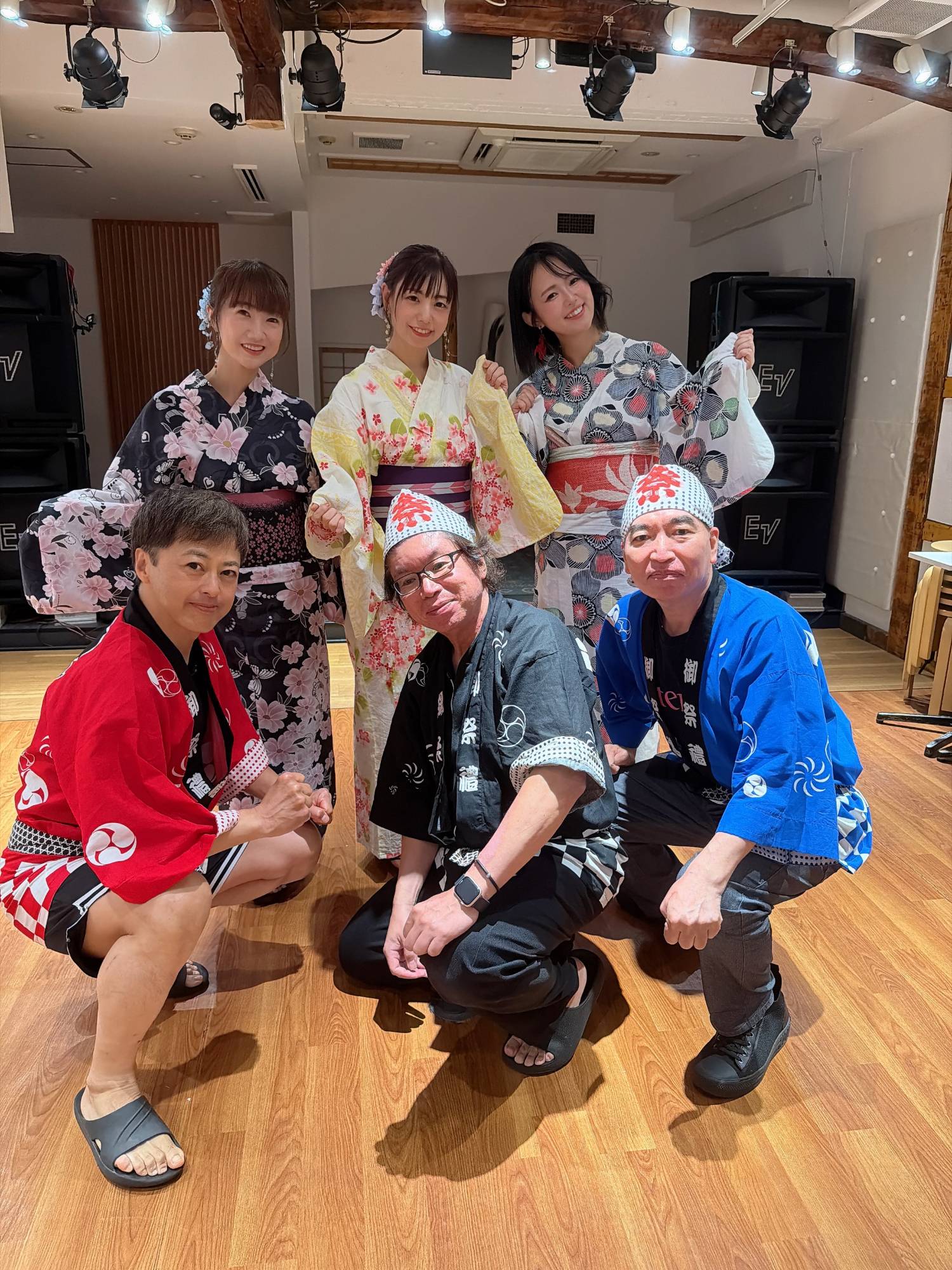 終演後の集合写真（浴衣姿の出演3組と法被姿の3名）