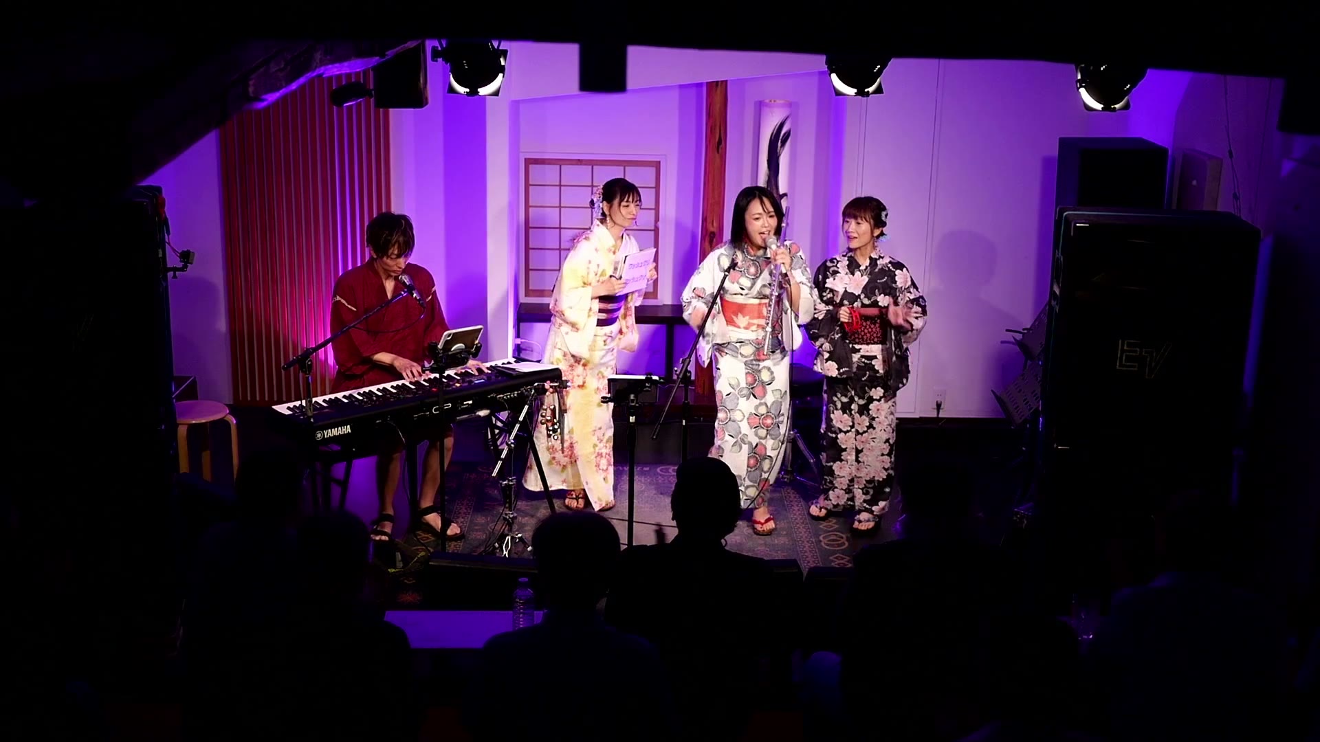 終演間際、出演3組がステージに並ぶ場面