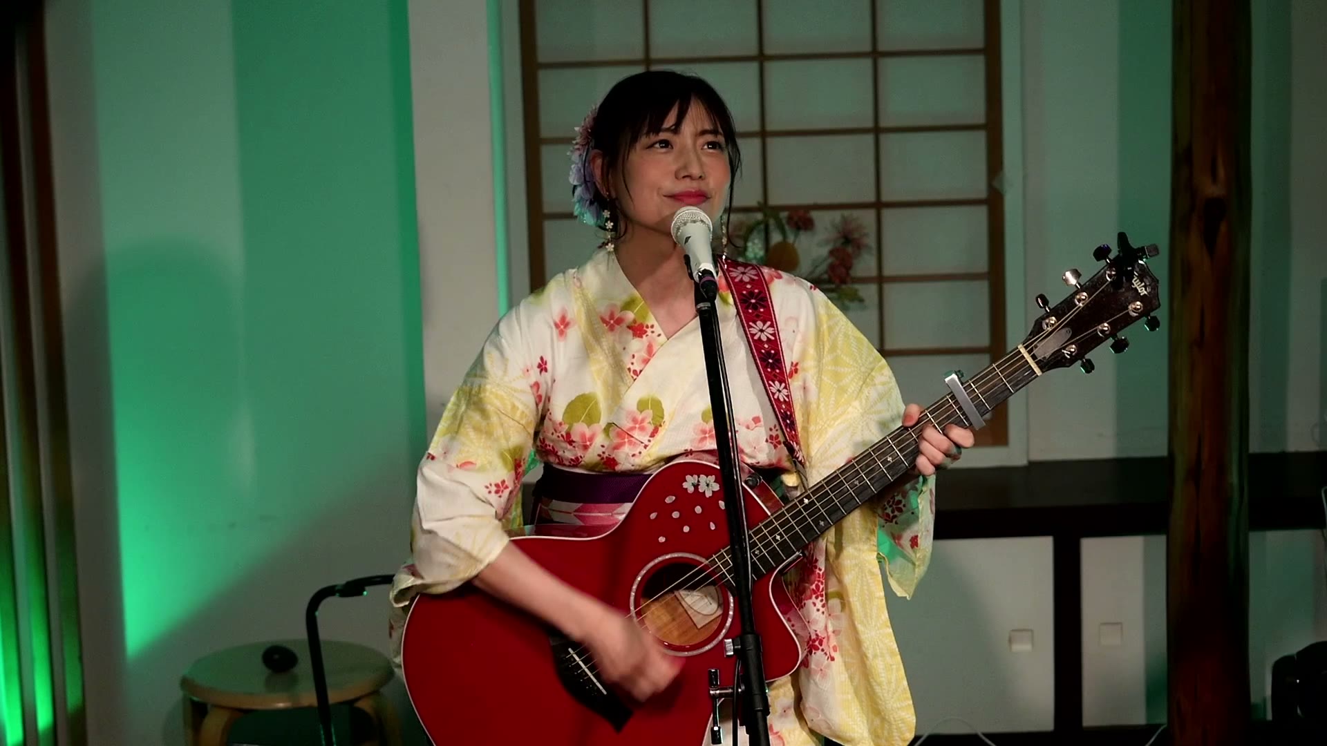伊藤さくら（浴衣姿でアコースティックギターを提げて歌う）