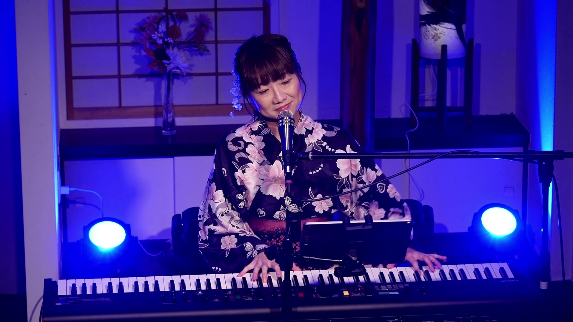 鈴木あい（浴衣姿でキーボードを弾きながら歌う）