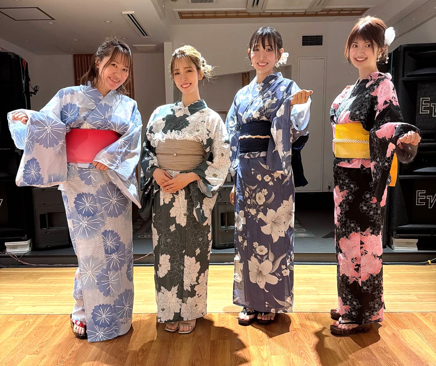 出演の4人(左から 智子・JUN・世莉奈・上保美香子)