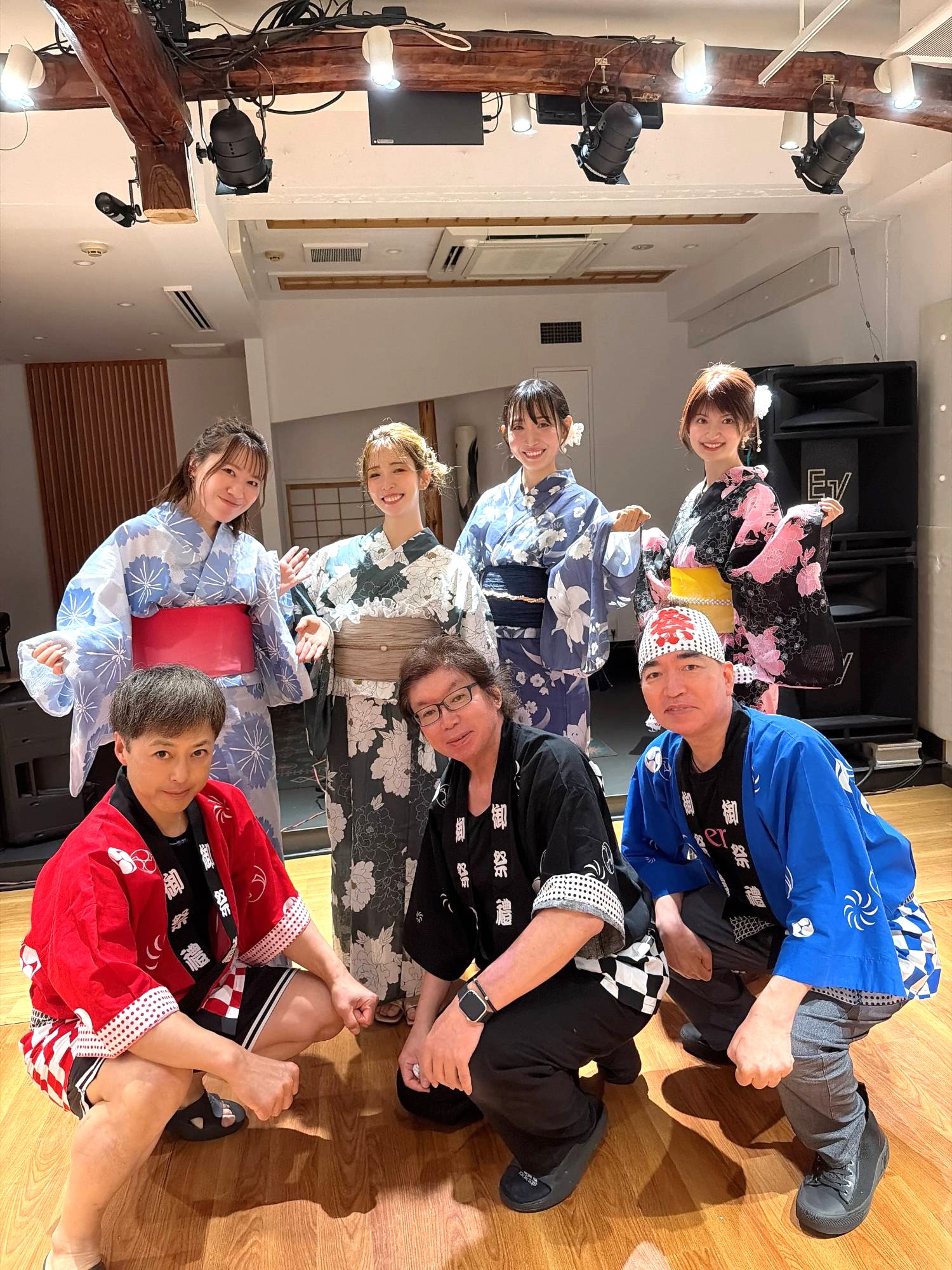 終演後の7人(後列 左から 智子・JUN・世莉奈・上保美香子)