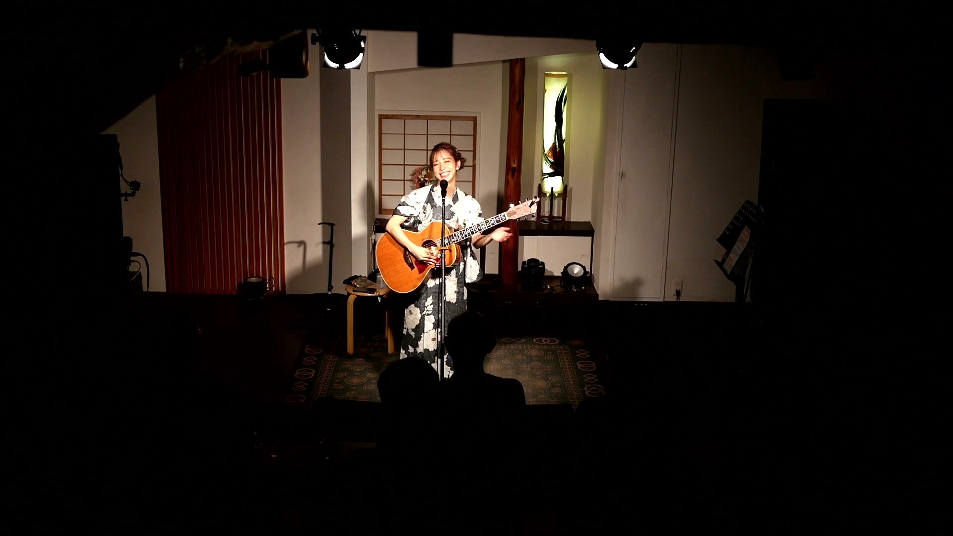 JUN(ギターを提げてステージに立つ)