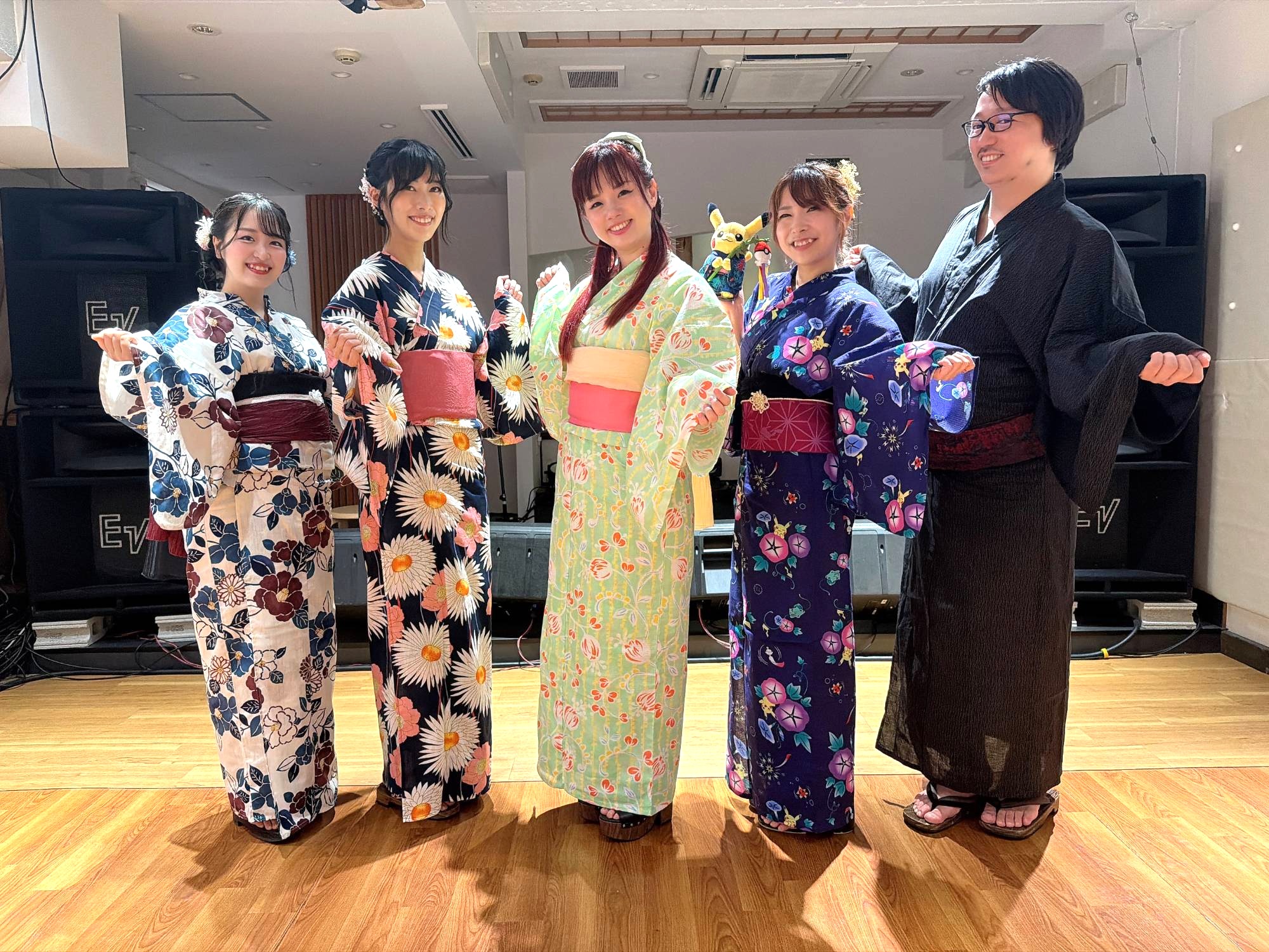 浴衣姿の出演者(左から 鈴木千絵・前田有加里・鹿野レイ・もえみ(KONSOME+)・山本佳祐)