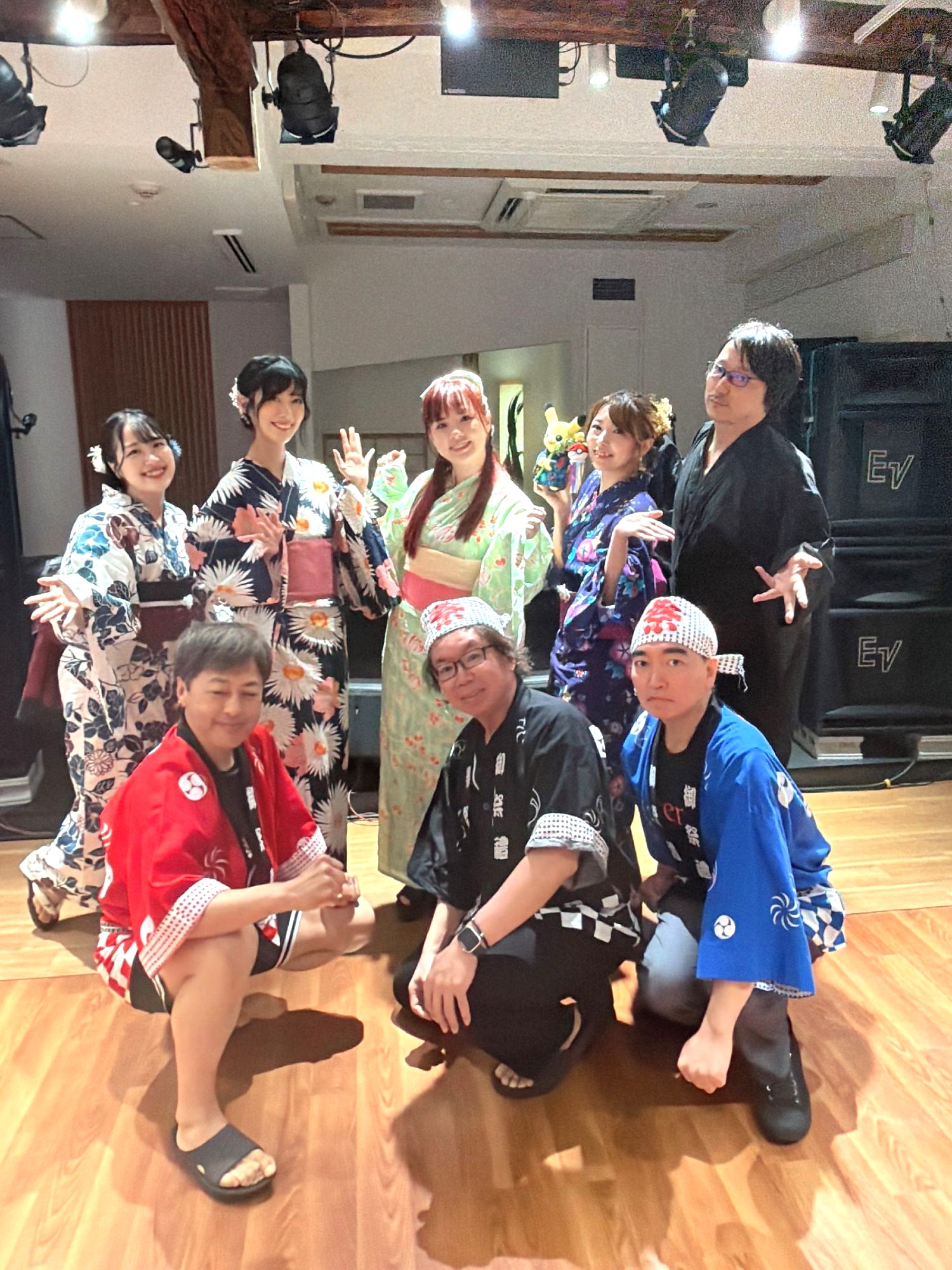 終演後の8人(後列 左から 鈴木千絵・前田有加里・鹿野レイ・もえみ(KONSOME+)・山本佳祐)