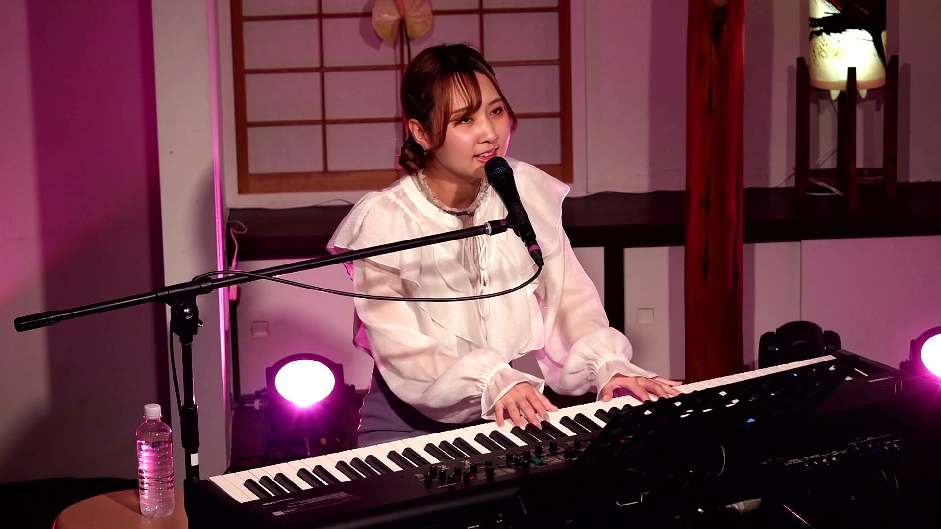 宗前すみれ(キーボードを弾きながら歌う)