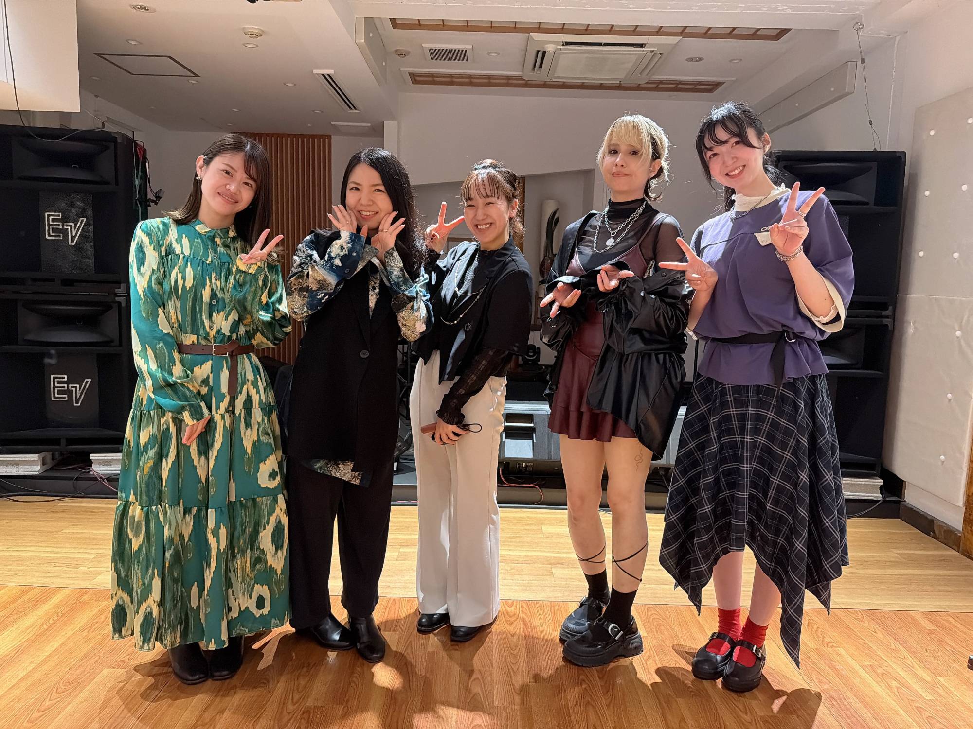 終演後の5人(左から伊藤くれあさん、愛望さん、ei.さん、兎馬フィグさん、冨岡明未さん)