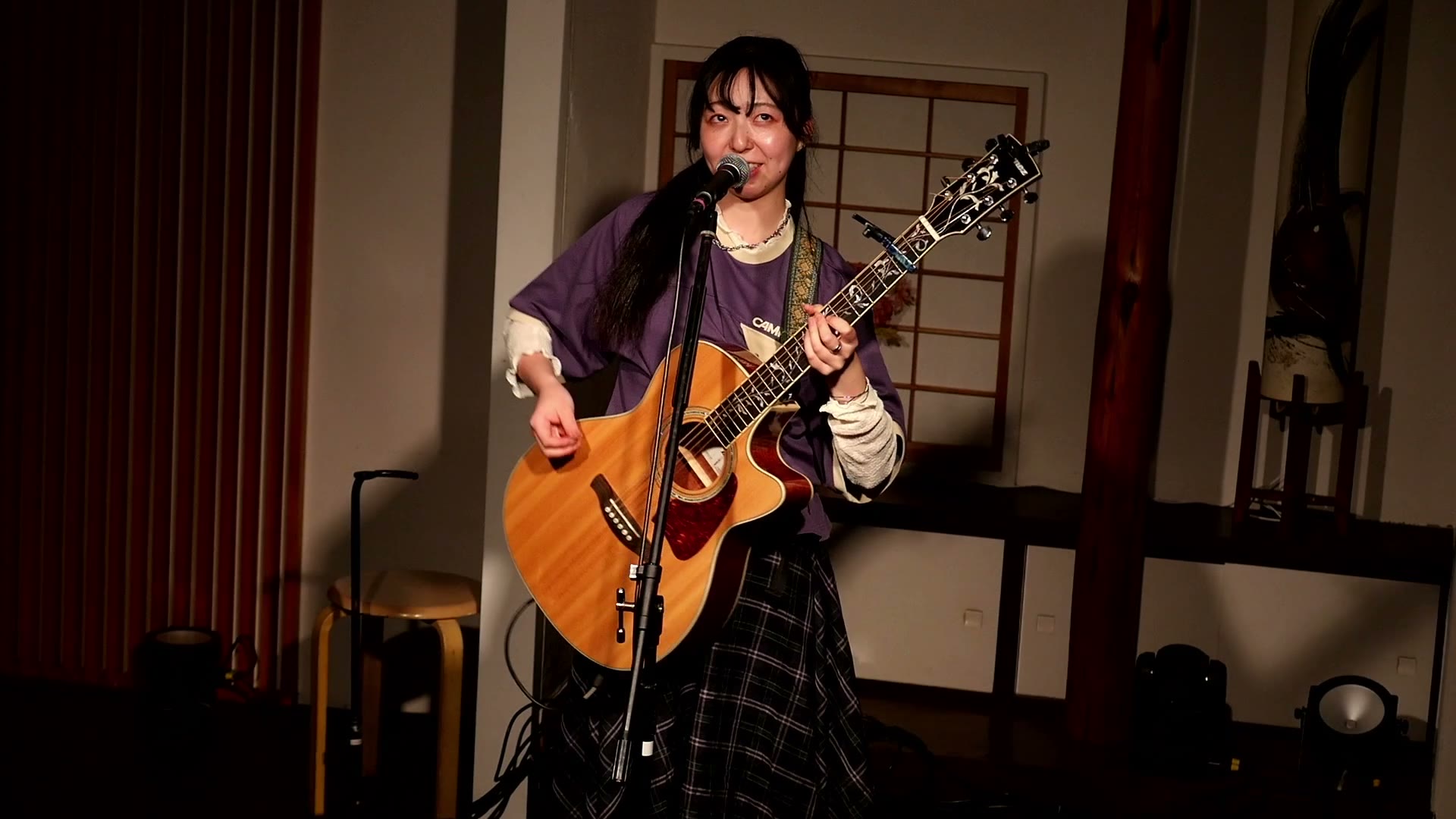 冨岡明未(アコースティックギターを弾きながら歌う)