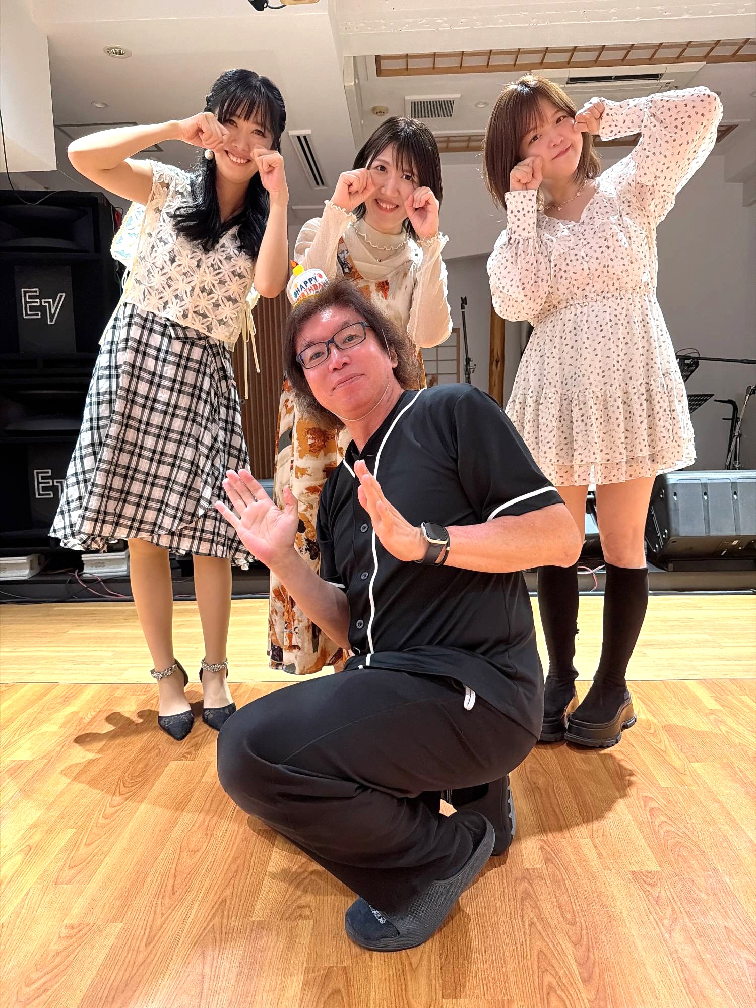 終演後の集合写真(後列左から前田有加里さん、清野あやねさん、藤本あかりさん、前列は店長)