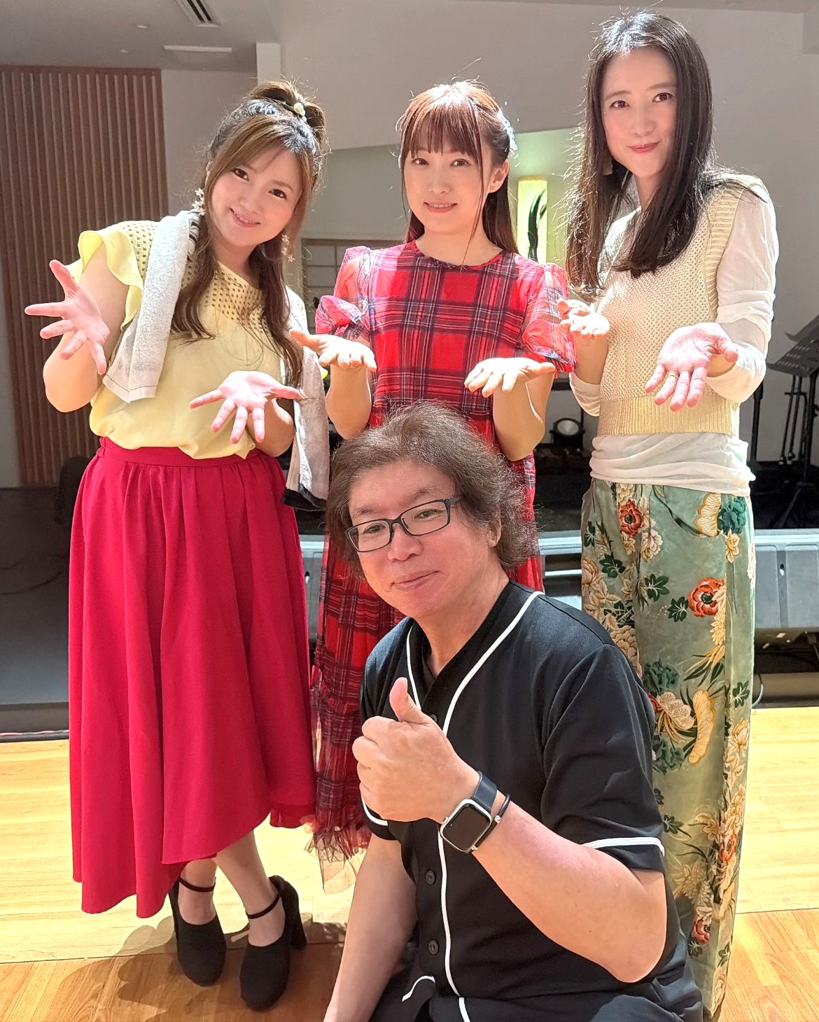 終演後の4人(後列左から津村友華さん、marinaさん、美元智衣さん)