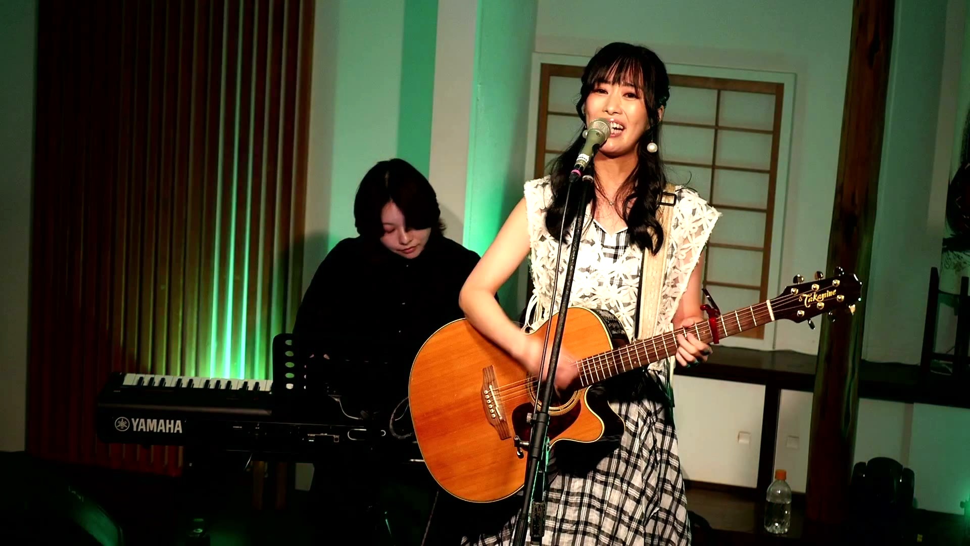 前田有加里(ギターの弾き語り・岡島沙予さんのピアノとともに)