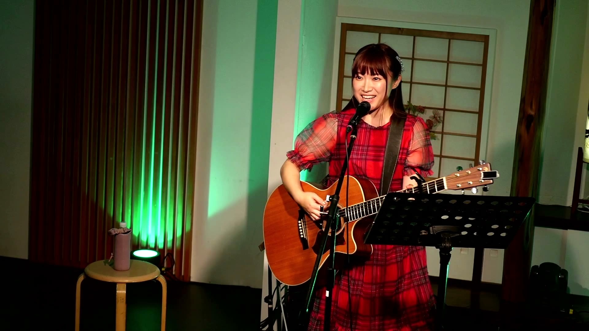 marina(アコースティックギターを弾きながら歌う)