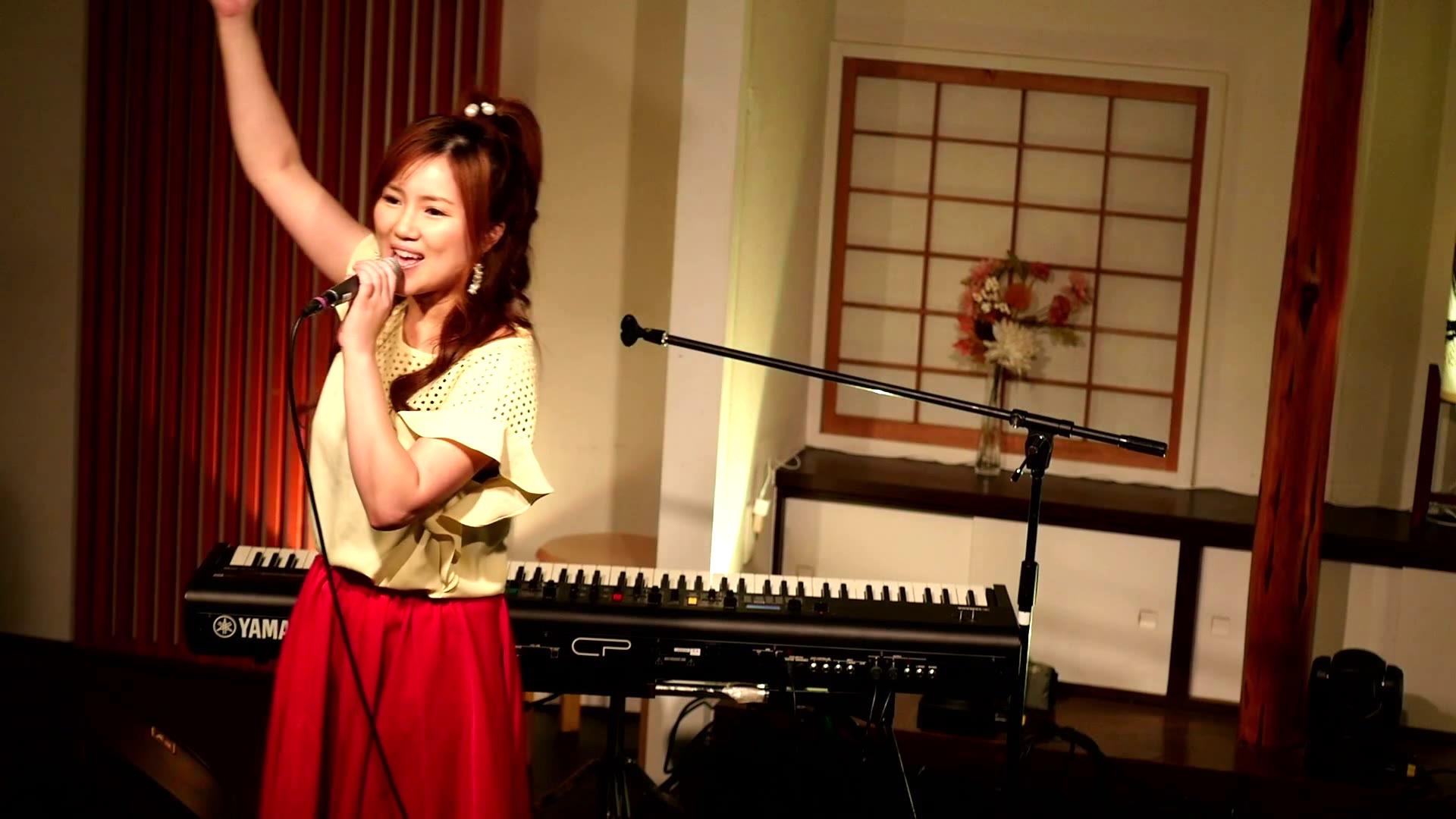 津村友華(ハンドマイクで歌う)
