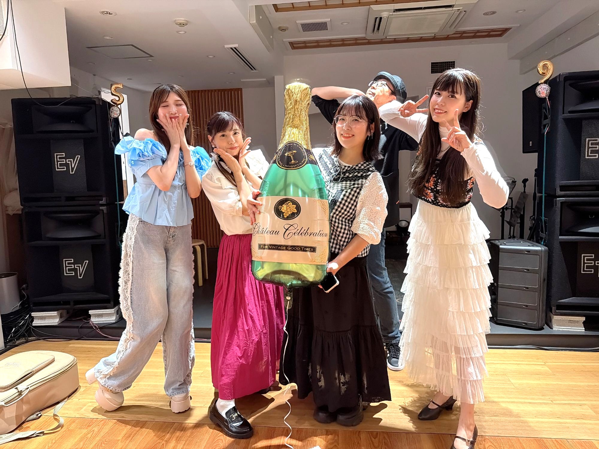 終演後の集合写真(前列左から珠希美いなさん、伊藤さくらさん、花桐はづきさん、あみマリアさん、後列は森リーモ慎之介さん)
