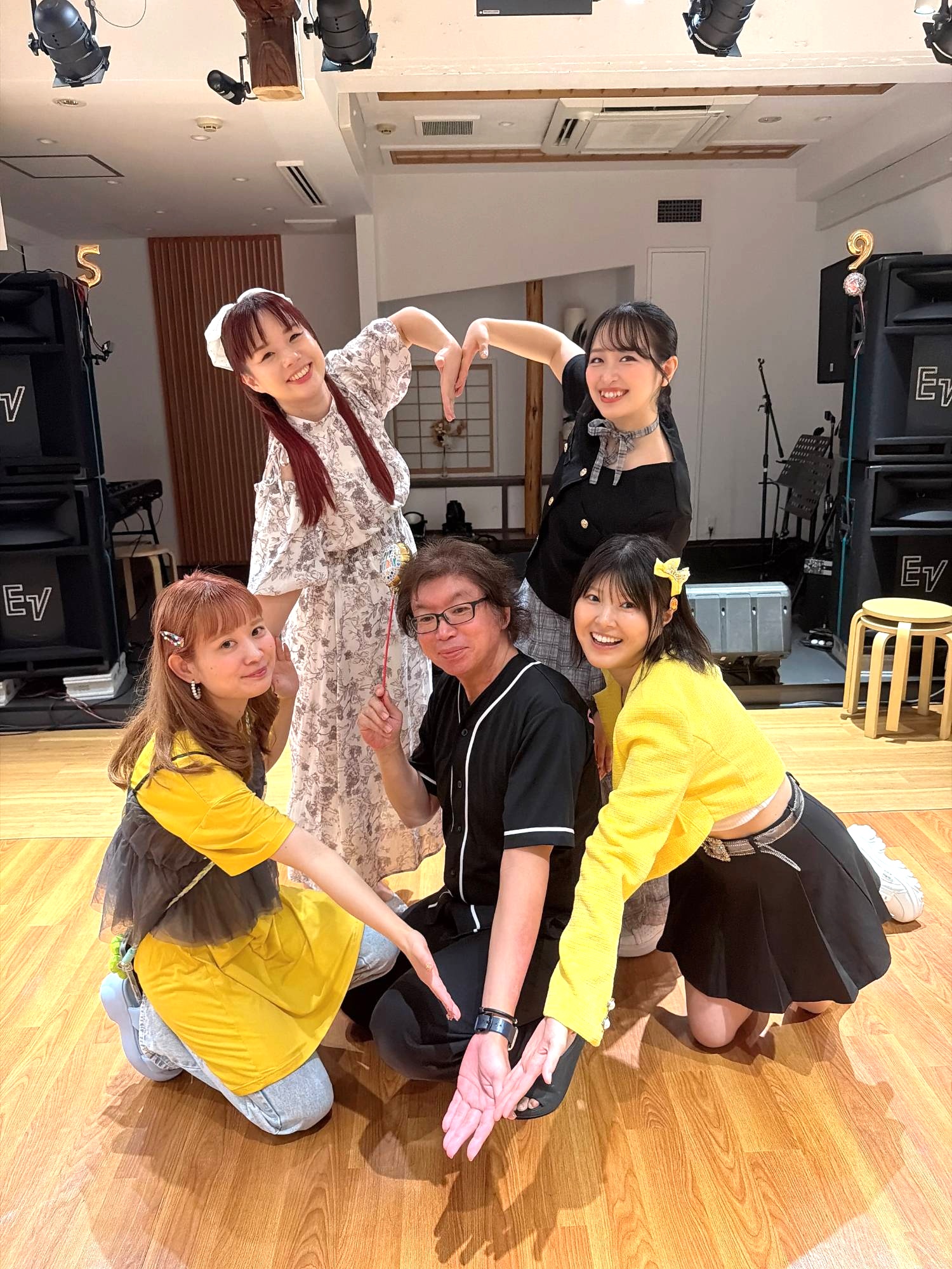 終演後の集合写真(後列左から鹿野レイさん、鈴木千絵さん、前列左から野崎万葉さん、店長、小松みゆさん)