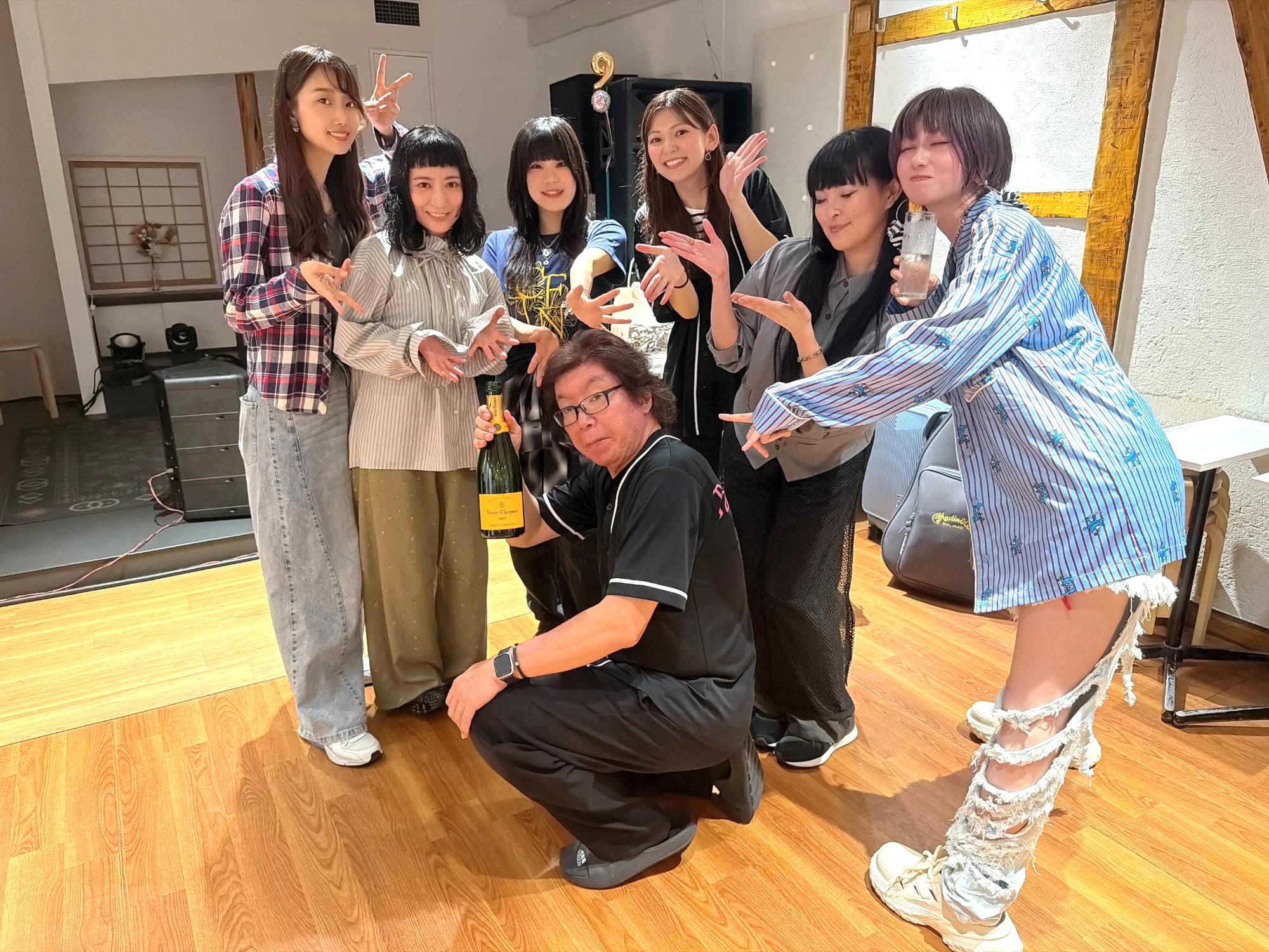 終演後の集合写真（後列左からsanohaさん、亜ノあこさん、tamiさん、純美音さん、金田一芙弥さん、SUZUNEさん、前列は店長）