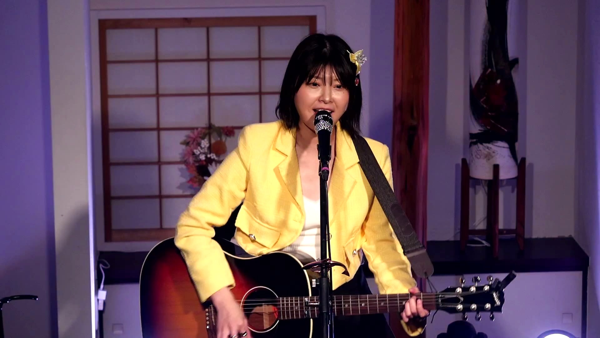 小松みゆ(アコースティックギターを弾きながら歌う)