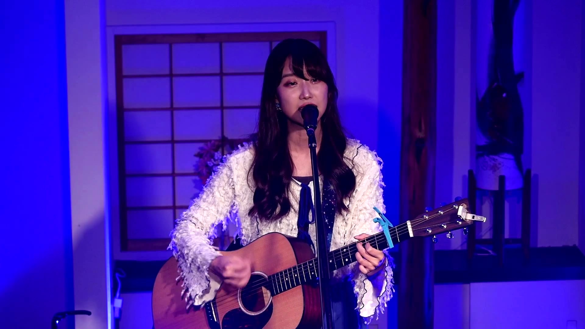 sanoha（アコースティックギターを弾きながら歌う）