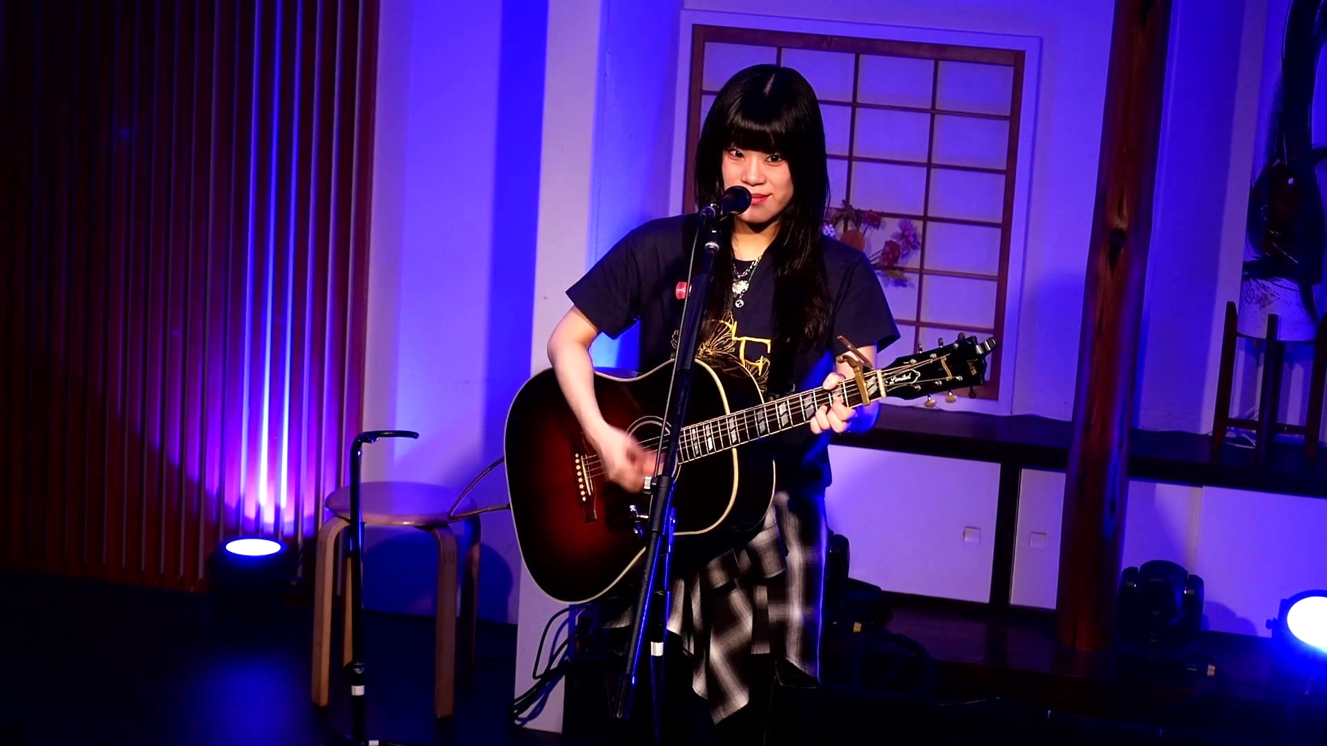 tami（アコースティックギターを弾きながら歌う）