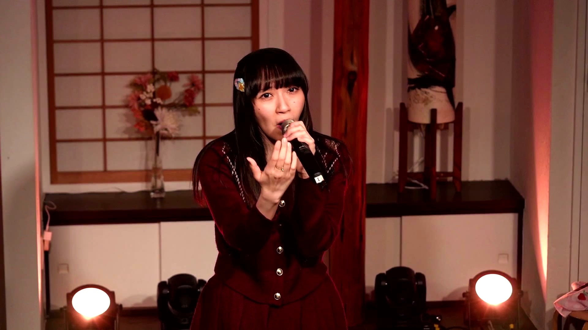 姫野香織(ハンドマイクで歌う)
