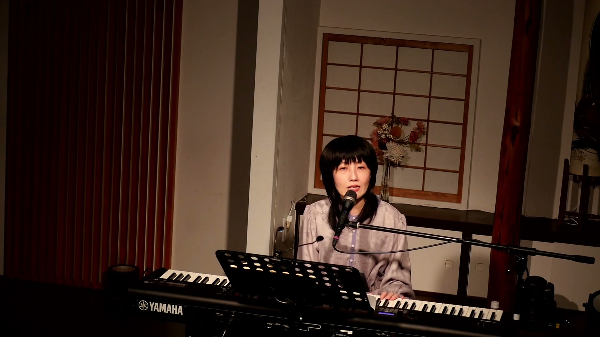 山谷結（キーボードを弾きながら歌う）