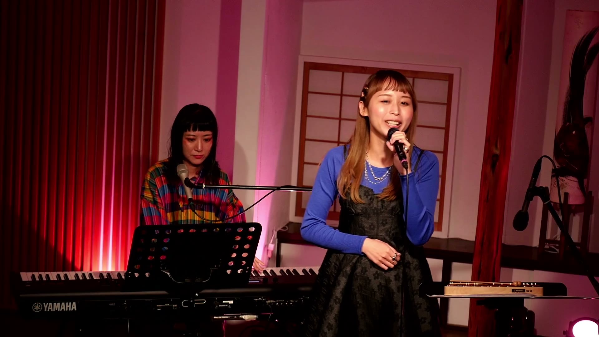 KANA（亜ノあこの鍵盤とともに歌う）