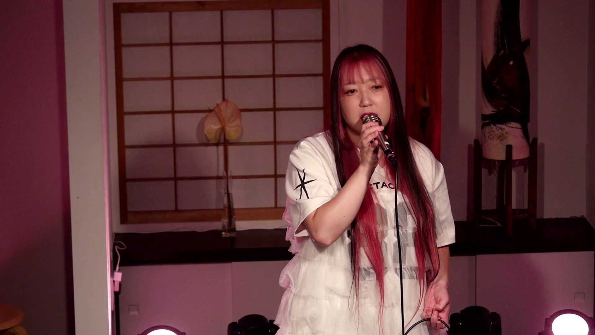 宮本彩陽（ハンドマイクで歌う）
