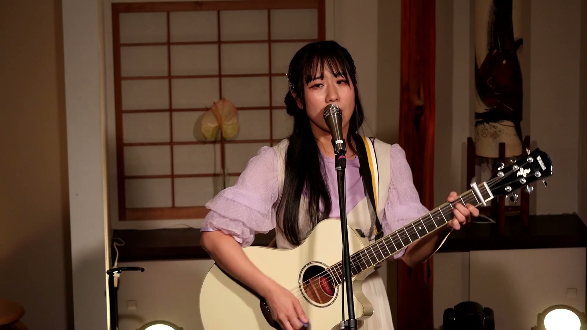 しおたん（ギターを弾きながら歌う）