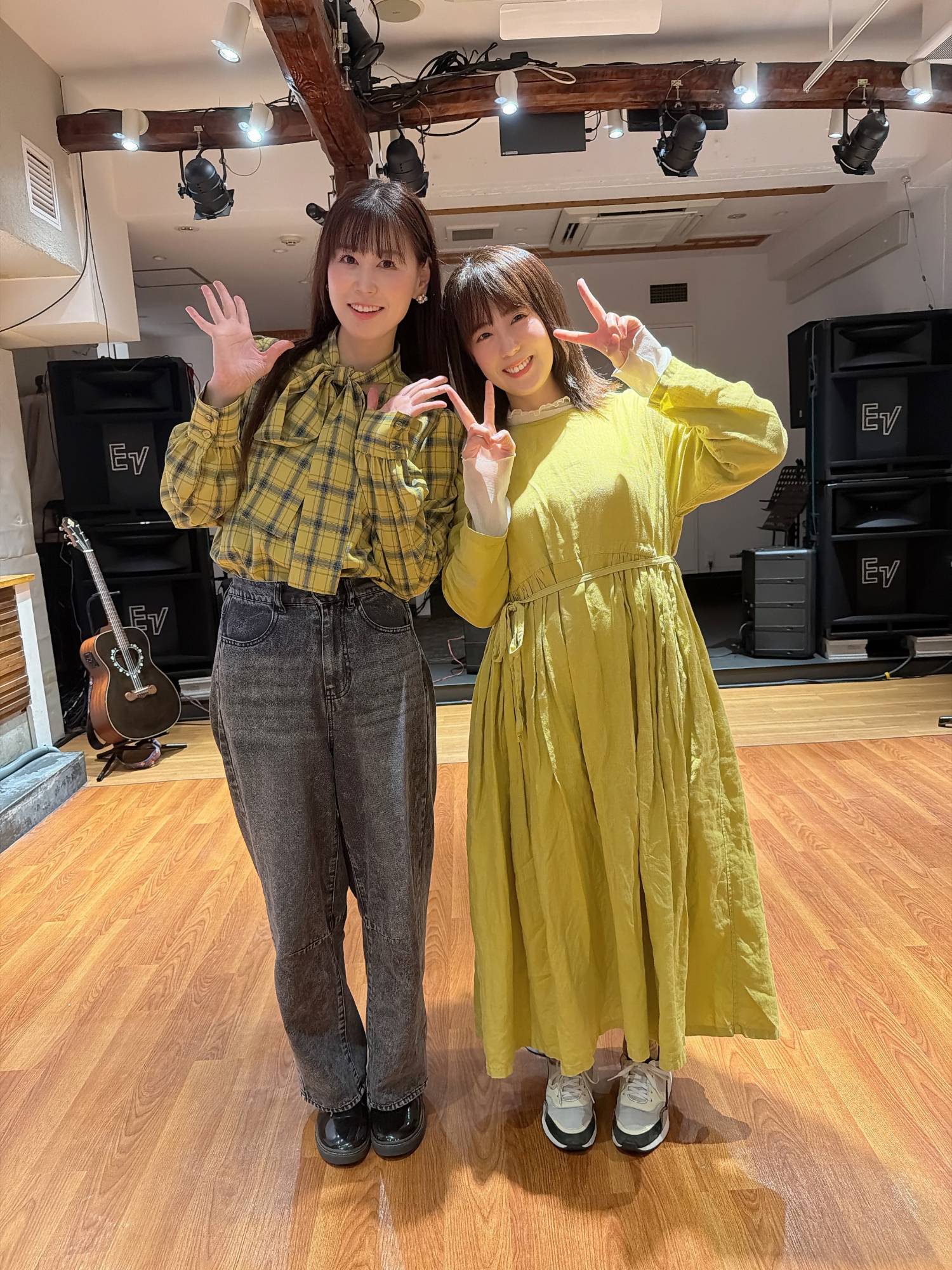 終演後の2人（左からAiLiさん、大塚ゆう。さん）